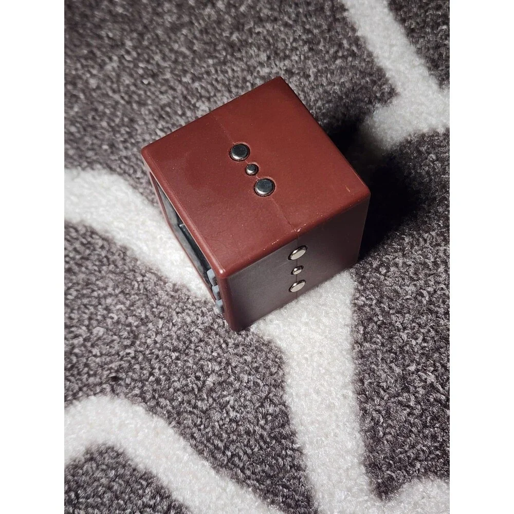 Radica Cube World SPARKY Series 3 Brick Red Cube 2005 Tested new battery